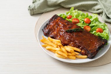 Barbekü soslu ızgara pirzola ve domuz pirzolası.