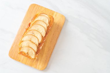 Elmalı ekmek tahtada parçalanmış kek.