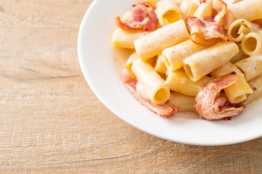 Beyaz soslu ve pastırmalı ev yapımı spagetti rigatoni makarna. İtalyan usulü.