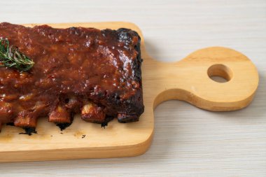 Barbekü soslu ızgara pirzola ve domuz pirzolası.