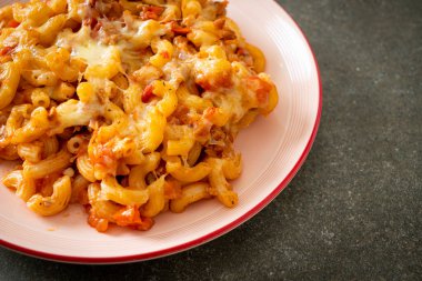 İtalyan usulü peynirli ev yapımı fırında makarna.