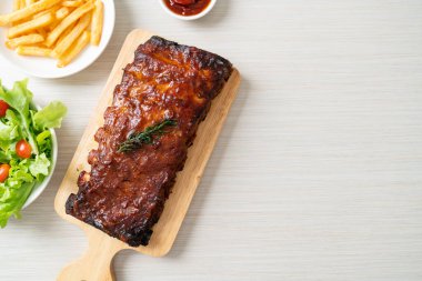 Barbekü soslu ızgara pirzola ve domuz pirzolası.