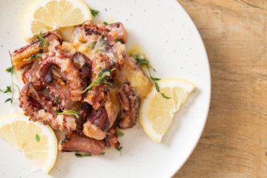 ızgara ahtapot ya da tereyağı soslu kalamar ve kekik.