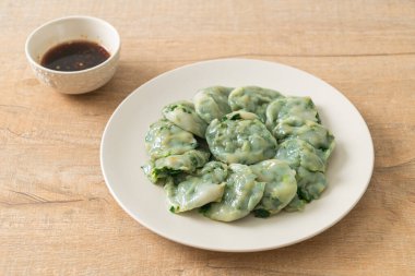 Soslu buğulanmış frenk soğanı. Asya usulü.