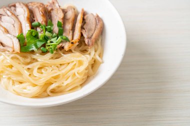 Beyaz kasede pişmiş ördekle kurutulmuş şehriye. Asya usulü.