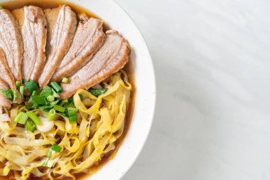 Kahverengi çorbada pişmiş ördekli yumurta eriştesi. Asya usulü.