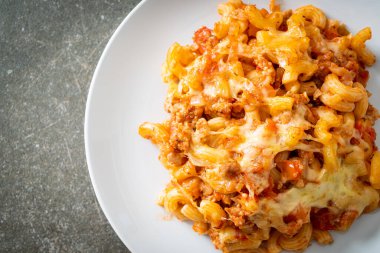 İtalyan usulü peynirli ev yapımı fırında makarna.
