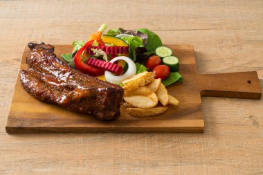 Izgara domuz pirzolası ve sebze.