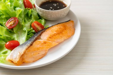 Kızarmış somon bifteği ve sebze salatası. Sağlıklı yemek tarzı.