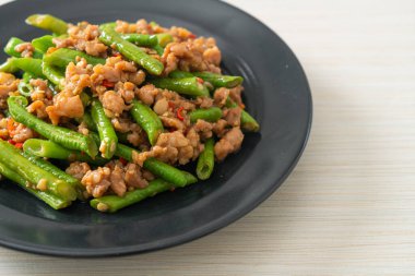 Kızarmış Fransız fasulyesi ya da kıymalı yeşil fasulye. Asya usulü.