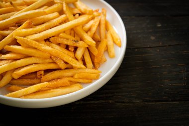 Patates kızartması ya da ekşi krema ve ketçaplı patates cipsi.