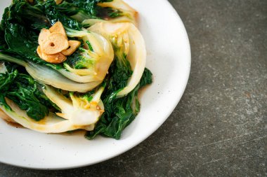 bebek Çin lahanası istiridye soslu ve sarımsaklı - Asya yemeği tarzı