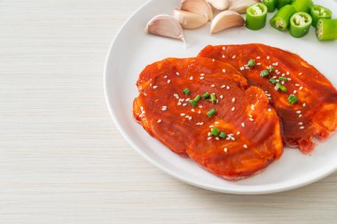 Kore usulü ızgara için baharatlı Kore ezmesiyle marine edilmiş domuz eti ya da taze domuz eti.