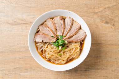 Ördek çorbalı ördek eriştesi. Asya usulü.