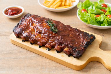 Barbekü soslu ızgara pirzola ve domuz pirzolası.