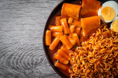 Kore usulü hazır erişte, pirinç keki, balık köftesi ve haşlanmış yumurta, Rabokki, Kore usulü.