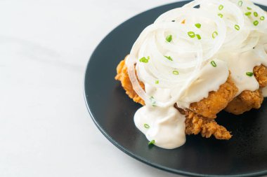 Kore usulü kremalı soğan soslu kar soğanı tavuğu ya da kızarmış tavuk.