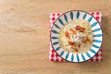 Mantar soslu ve mantarlı spagetti.