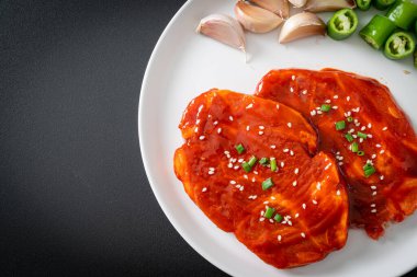 Kore usulü ızgara için baharatlı Kore ezmesiyle marine edilmiş domuz eti ya da taze domuz eti.