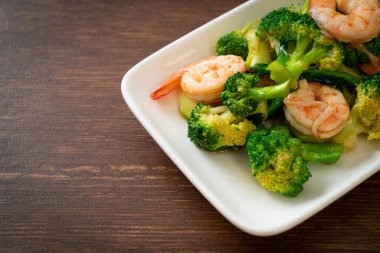 Karidesli kızarmış brokoli. Ev yapımı.