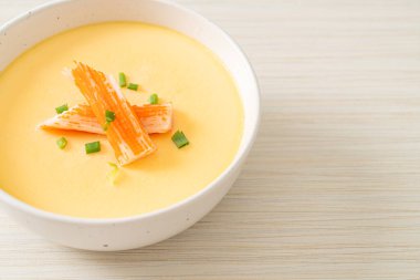 Yengeç sopasıyla haşlanmış yumurta ve taze soğan.