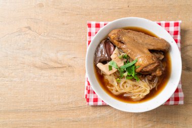 Kahverengi çorbalı ağır ateşte pişmiş ördek eriştesi. Asya usulü.