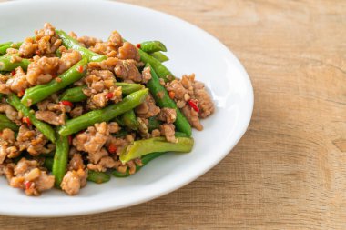 Kızarmış Fransız fasulyesi ya da kıymalı yeşil fasulye. Asya usulü.