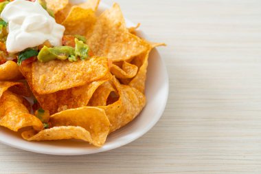 Meksika nachos tortilla cipsi jalapeno, guacamole, domates sosu ve sos.