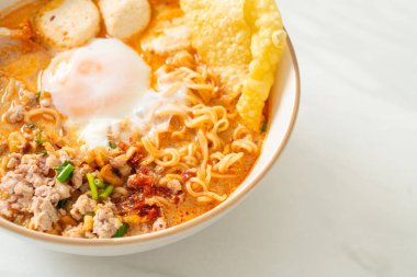 Baharatlı çorbada köfte ve domuz etli hazır şehriye mi yoksa Asya usulü Tom Erişte mi?