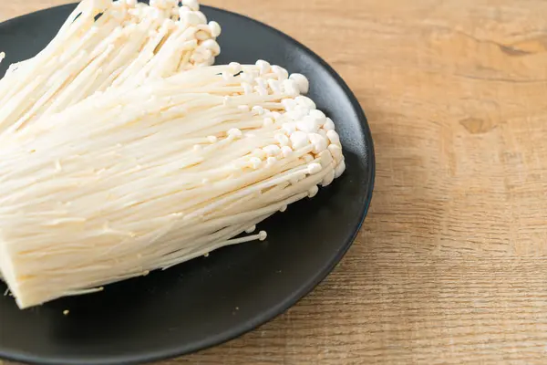 taze enoki mantarı ya da tabakta altın iğne mantarı