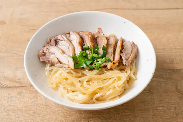 Beyaz kasede kurutulmuş ördek eriştesi. Asya usulü.