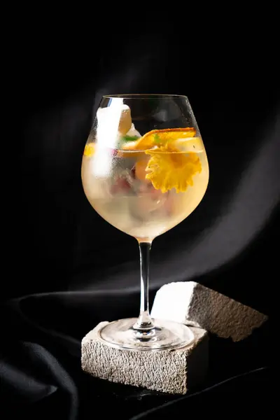 Koktajl Białe Wino Tequila Potrójne Aromatyczne Gorzkie Pomarańczowe Gorzkie Sok — Zdjęcie stockowe