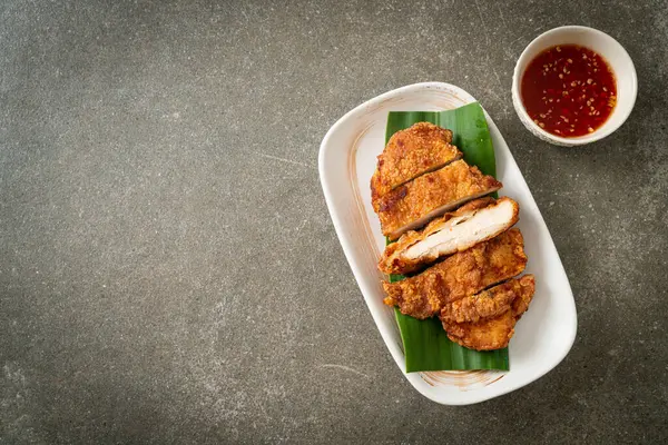 Yapışkan pirinç ve baharatlı tatlı soslu kızarmış tavuk.