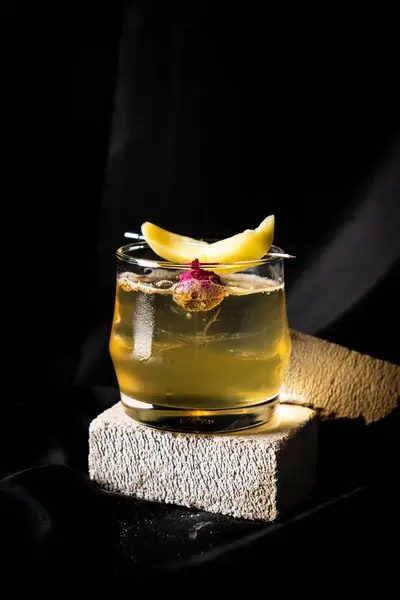 Cocktail Bourbon Mango Sottaceto Fatto Casa Uva Spina Stellata Arancia — Foto Stock