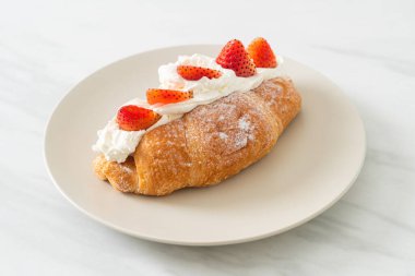 Çilekli ve taze kremalı kruvasan.