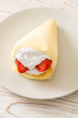 Taze çilek ve taze krep.