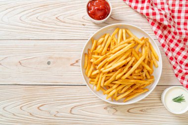 Patates kızartması ya da ekşi krema ve ketçaplı patates cipsi.