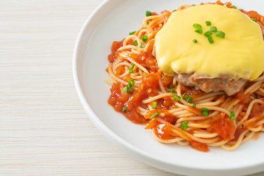 Hamburg ve peynirli spagetti domates sosu.