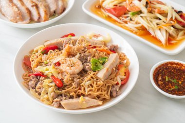 Asya usulü baharatlı erişte salatası, Tayland usulü.