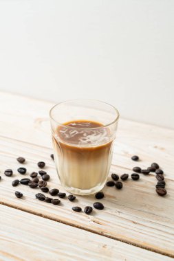 Kirli kahve bardağı, sıcak espresso ile kaplanmış soğuk süt.