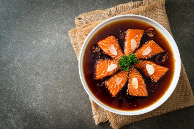 Salamura edilmiş somon balığı ya da Kore usulü soya sosu.