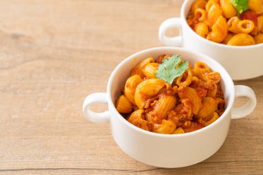 Domates soslu makarna ve kıymalı domuz eti, Amerikan usulü pirzola, Amerikan usulü gulaş.