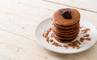 Çikolatalı krep yığını.