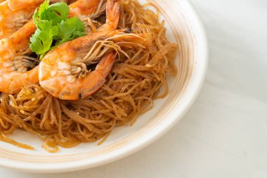 Güveçte veya fırında karides ve cam erişte veya vermicelli karides.