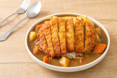 Tonkatsu soslu körili pilav domuz pirzolası ve kremalı omlet. Japon usulü.