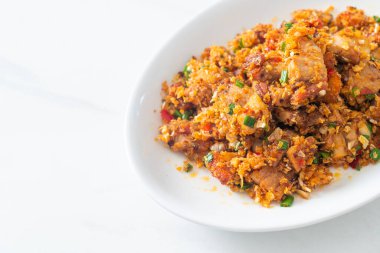 Kızarmış, kıtır kıtır, tuzlu ve acılı domuz eti. Asya usulü.