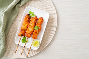 Baharatlı ve otlu ızgara tavuk şişi.