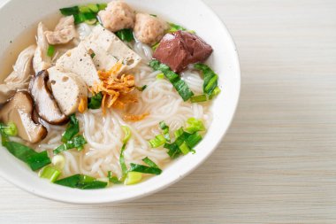 Vietnam Pirinç Erişte Çorbası ve Vietnam Sosisi sebze ve çıtır soğan sundu. Asya usulü.