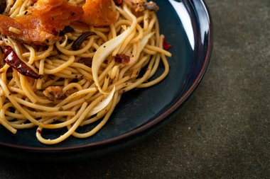 Somon ve kurutulmuş biberli kızarmış spagetti. Füzyon yemek tarzı.