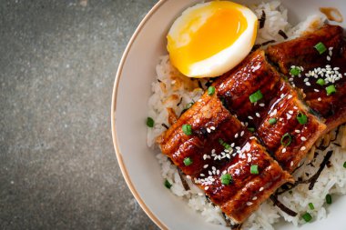 Yılan balığı pirinç kasesi veya unagi pirinç kasesi - Japon yemek tarzı.